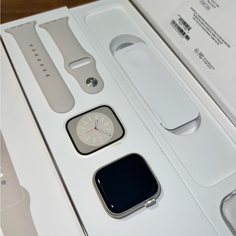 Apple Watch Series 8 41mm GPS in Aluminum Starlight